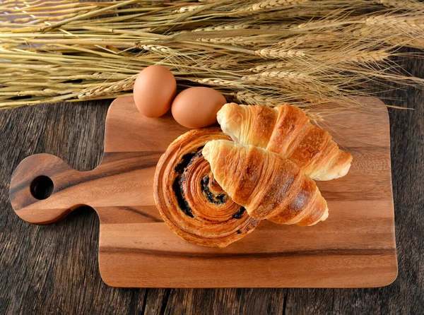 Pékség Összetevői Croissant Tartalmaznak Dán Mazsola Friss Tojás Zab Aprítódeszkán — Stock Fotó
