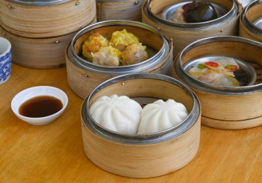 Ahşap masada geleneksel bambu buharlı Çin çöreği..