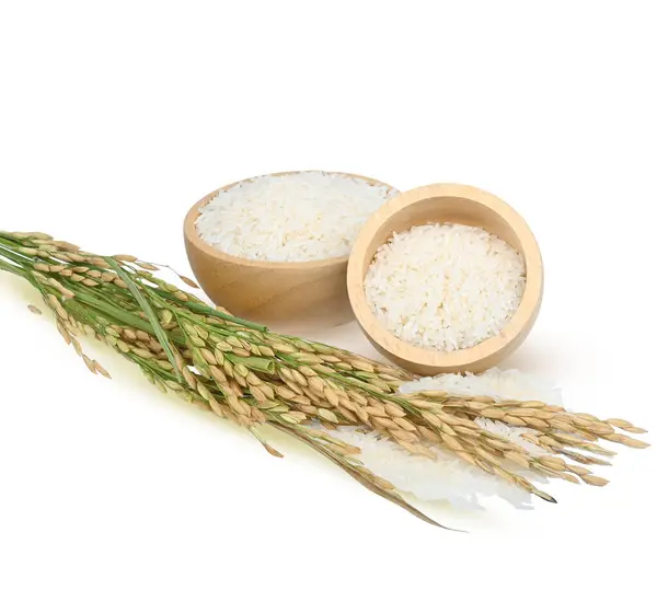 Beyaz arka planda izole edilmiş tahta bir fincanda pirinç ile yasemin beyaz pirinci..