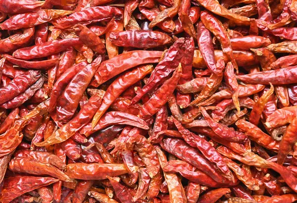 Kurutulmuş kırmızı biber beyaz arka planda izole edilmiş. Üst görünüm.