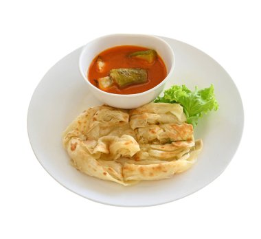 Beyaz tabakta köri soslu Roti Prata veya Roti canai.  .