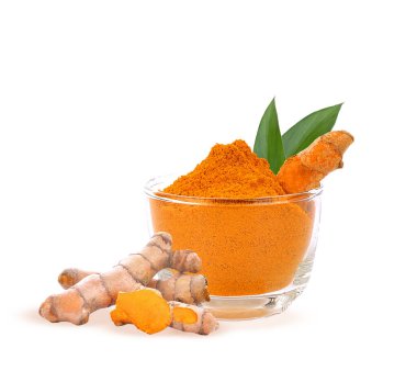 Camlı zerdeçal tozu ve beyaz arka planda dilimler.