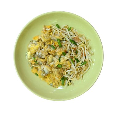 Beyaz arka planda yumurtalı kızarmış istiridye (Tayland sokak yemeği)..