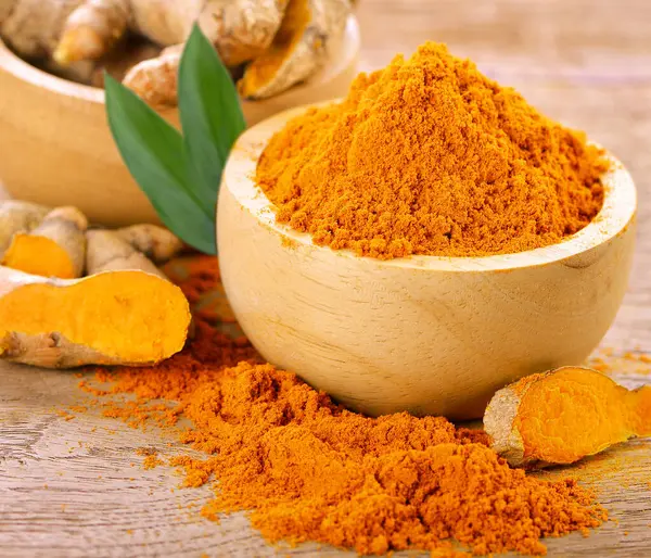 Tahtadaki zerdeçal tozu. Bu yüksek C vitamini virüsü korumak için..