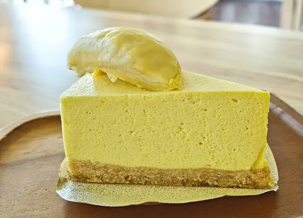 Durian pastasında taze durian. Tahta tabakta..