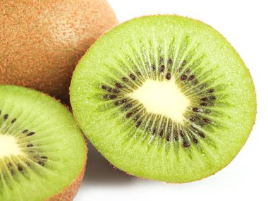 Beyaz arka planda dilimlenmiş Kivi meyvesi.