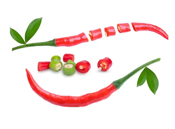 Kırmızı ve yeşil kırmızı biber, kırmızı ve yeşil biber yığınları beyaz arka planda izole edilmiş..