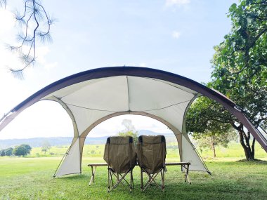 Dağın tepesinde iki boş kamp sandalyesi duruyordu. Huzurlu bir yaşam tarzını gözlemlemek için ideal bir yer..