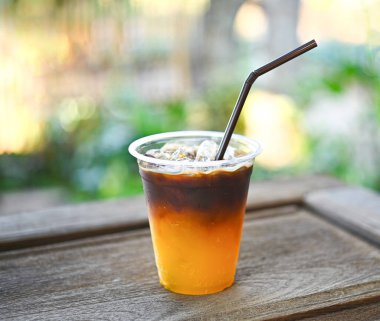 Portakal suyuyla karıştırılmış bir bardak buzlu kahve. Nefis görünüyor, taze kokuyor..