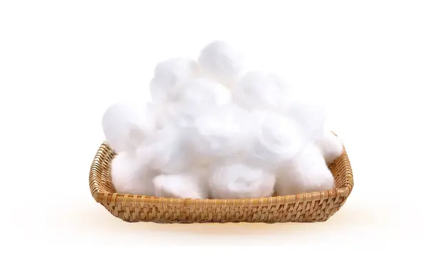Beyaz arkaplanda samall sepetinde pamuk.