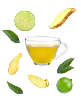 Beyaz arka planda bir fincan limonlu, ballı ve zencefilli çay. Dokunulmazlık için sağlıklı içecek kavramı .