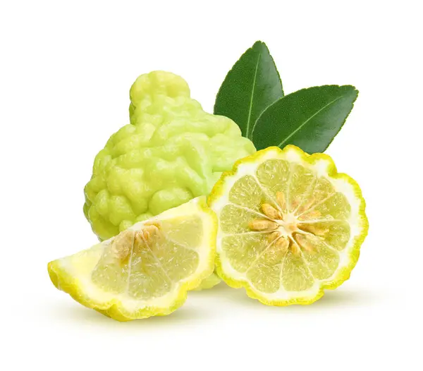 kaffir limonu; bergamot ve yarısı, beyaz arka planda yapraklar. Sağlık için bitki.  .