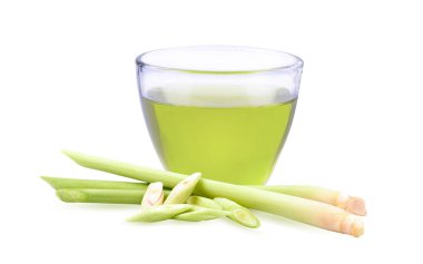 Beyaz arka planda limon dilimi ve çay, sağlıklı olmak için bitki. .