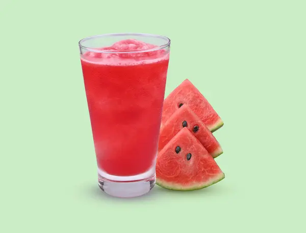 Beyaz arka planda izole edilmiş bir bardak karpuz suyu. Sağlıklı bir içecek. .