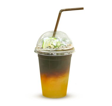 Büyük bardakta limonlu kahve buzlu ve üstünde biraz limon olsun. Yazın moda olan Asya tarzı serin bir içecek. beyaz arkaplan.