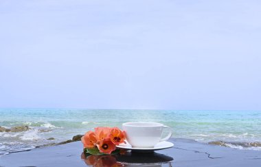 Kumsalda sabah kahvesi, gün doğumu manzaralı..