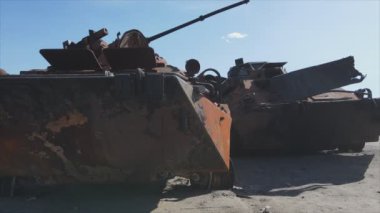 Bu video, Bucha, Ukrayna 'daki askeri ekipmanların 8K çözünürlükteki hava görüntülerini gösteriyor.