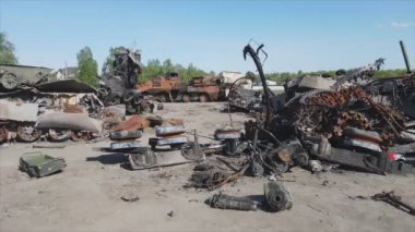 Bu video, Bucha, Ukrayna 'daki askeri ekipmanların 8K çözünürlükteki hava görüntülerini gösteriyor.