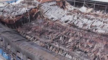 Bu stok görüntüsü, savaş sırasında Bucha, Ukrayna 'da yok olan bir deponun 8K çözünürlükteki görüntüsünü gösteriyor.