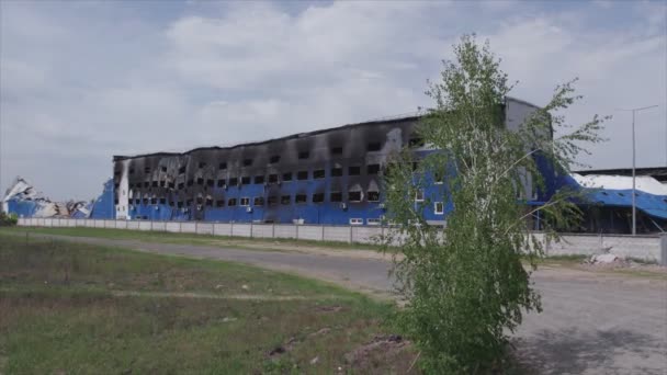 このストック画像は 8K解像度での戦争中にウクライナのブチャで破壊された倉庫の空中ビューを示しています — ストック動画