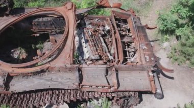 Bu stok videosu Ukrayna 'daki imha edilmiş askeri ekipmanların 8K çözünürlükteki görüntülerini gösteriyor.