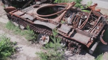 Bu stok videosu Ukrayna 'daki imha edilmiş askeri ekipmanların 8K çözünürlükteki görüntülerini gösteriyor.