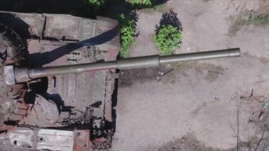 Bu stok videosu Ukrayna 'daki imha edilmiş askeri ekipmanların 8K çözünürlükteki görüntülerini gösteriyor.