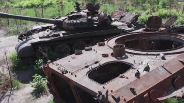 Bu stok videosu Ukrayna 'daki imha edilmiş askeri ekipmanların 8K çözünürlükteki görüntülerini gösteriyor.