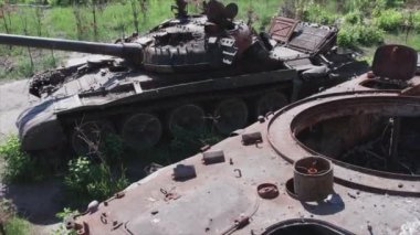 Bu stok videosu Ukrayna 'daki imha edilmiş askeri ekipmanların 8K çözünürlükteki görüntülerini gösteriyor.