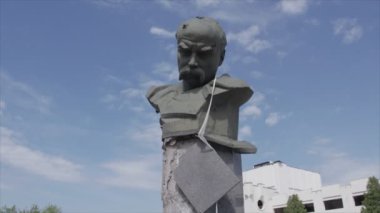Bu video, savaş sırasında Ukrayna 'nın Borodyanka kentindeki Taras Shevchenko anıtını gösteriyor.