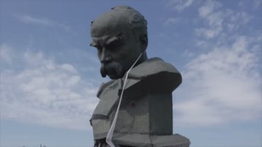 Bu video, savaş sırasında Ukrayna 'nın Borodyanka kentindeki Taras Shevchenko anıtını gösteriyor.