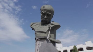 Bu video, savaş sırasında Ukrayna 'nın Borodyanka kentindeki Taras Shevchenko anıtını gösteriyor.