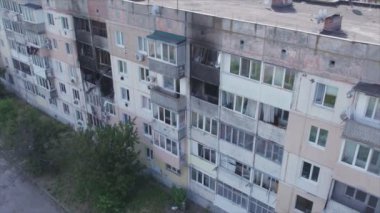 Bu video Ukrayna 'daki savaş sırasında Makariv şehrinde yıkılan bir binayı gösteriyor.