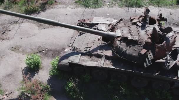 この株式ビデオは 8K解像度でウクライナで破壊された軍事機器の空中ビューを示しています — ストック動画