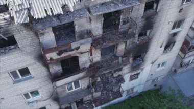 Bu video Ukrayna 'daki savaş sırasında Makariv şehrinde yıkılan bir binayı gösteriyor.