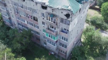 Bu video Ukrayna 'daki savaş sırasında Makariv şehrinde yıkılan bir binayı gösteriyor.