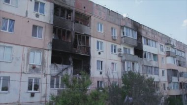 Bu video Ukrayna 'daki savaş sırasında Makariv şehrinde yıkılan bir binayı gösteriyor.