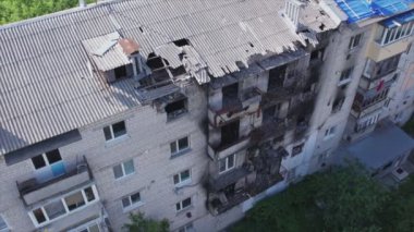 Bu video Ukrayna 'daki savaş sırasında Makariv şehrinde yıkılan bir binayı gösteriyor.