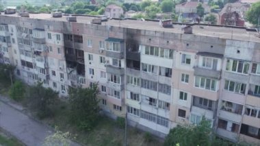 Bu video Ukrayna 'daki savaş sırasında Makariv şehrinde yıkılan bir binayı gösteriyor.