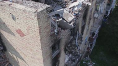 Bu video Ukrayna 'daki savaş sırasında Makariv şehrinde yıkılan bir binayı gösteriyor.