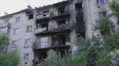 Bu video Ukrayna 'daki savaş sırasında Makariv şehrinde yıkılan bir binayı gösteriyor.