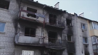 Bu video Ukrayna 'daki savaş sırasında Makariv şehrinde yıkılan bir binayı gösteriyor.