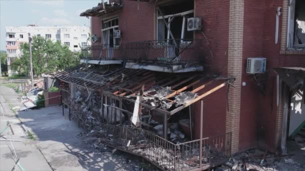 この株式ビデオは 8K解像度でウクライナでの戦争中にマカリフ市内で破壊された建物を示しています — ストック動画