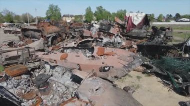 Bu video, Bucha, Ukrayna 'daki askeri ekipmanların 8K çözünürlükteki hava görüntülerini gösteriyor.