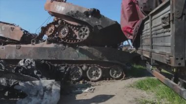 Bu video, Bucha, Ukrayna 'daki askeri ekipmanların 8K çözünürlükteki hava görüntülerini gösteriyor.