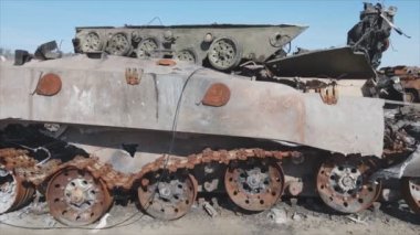 Bu video, Bucha, Ukrayna 'daki askeri ekipmanların 8K çözünürlükteki hava görüntülerini gösteriyor.