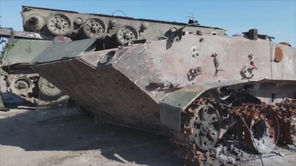 この株式ビデオは 8K解像度でウクライナのブチャで破壊された軍事機器の空中ビューを示しています — ストック動画