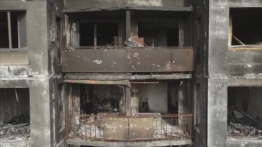 Bu video, Ukrayna 'nın başkenti Kyiv' de 8K çözünürlükte yanmış ve yıkılmış bir evi gösteriyor.