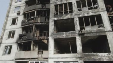 Bu video, Ukrayna 'nın başkenti Kyiv' de 8K çözünürlükte yanmış ve yıkılmış bir evi gösteriyor.