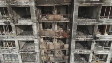 Bu video, Ukrayna 'nın başkenti Kyiv' de 8K çözünürlükte yanmış ve yıkılmış bir evi gösteriyor.